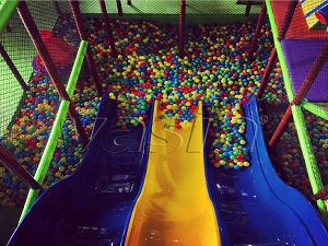 Parque infantil coberto recentemente instalado na Bósnia e Herzegovina