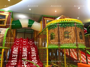 Playground interno da série Jungle instalado na Malásia