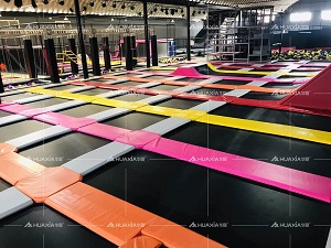 Um grande parque de trampolins instalado em Dezhou, província de Shandong