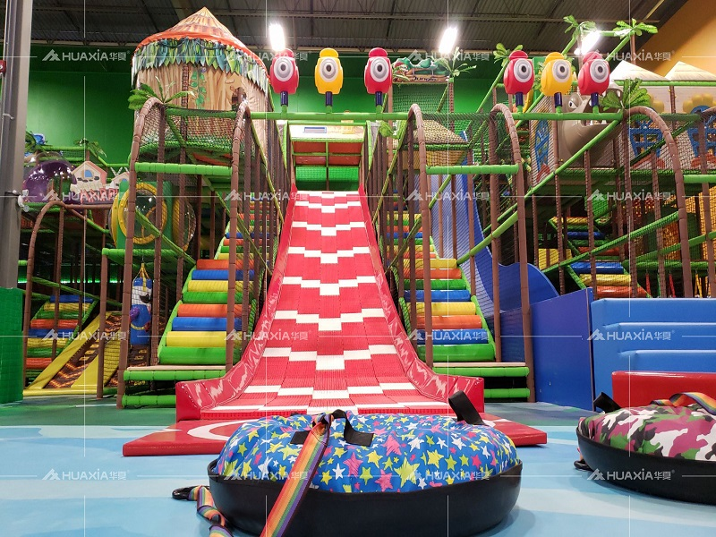 Um caso de playground coberto do Canadá