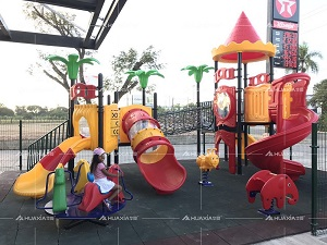 Um escorregador externo instalado em San Diego