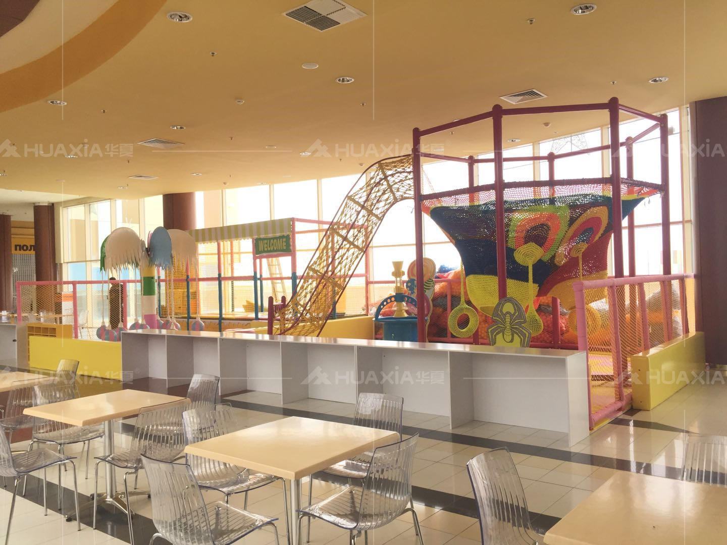 Playground interno colorido na Rússia