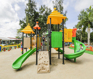 Parque infantil ao ar livre em Santo Tomas
