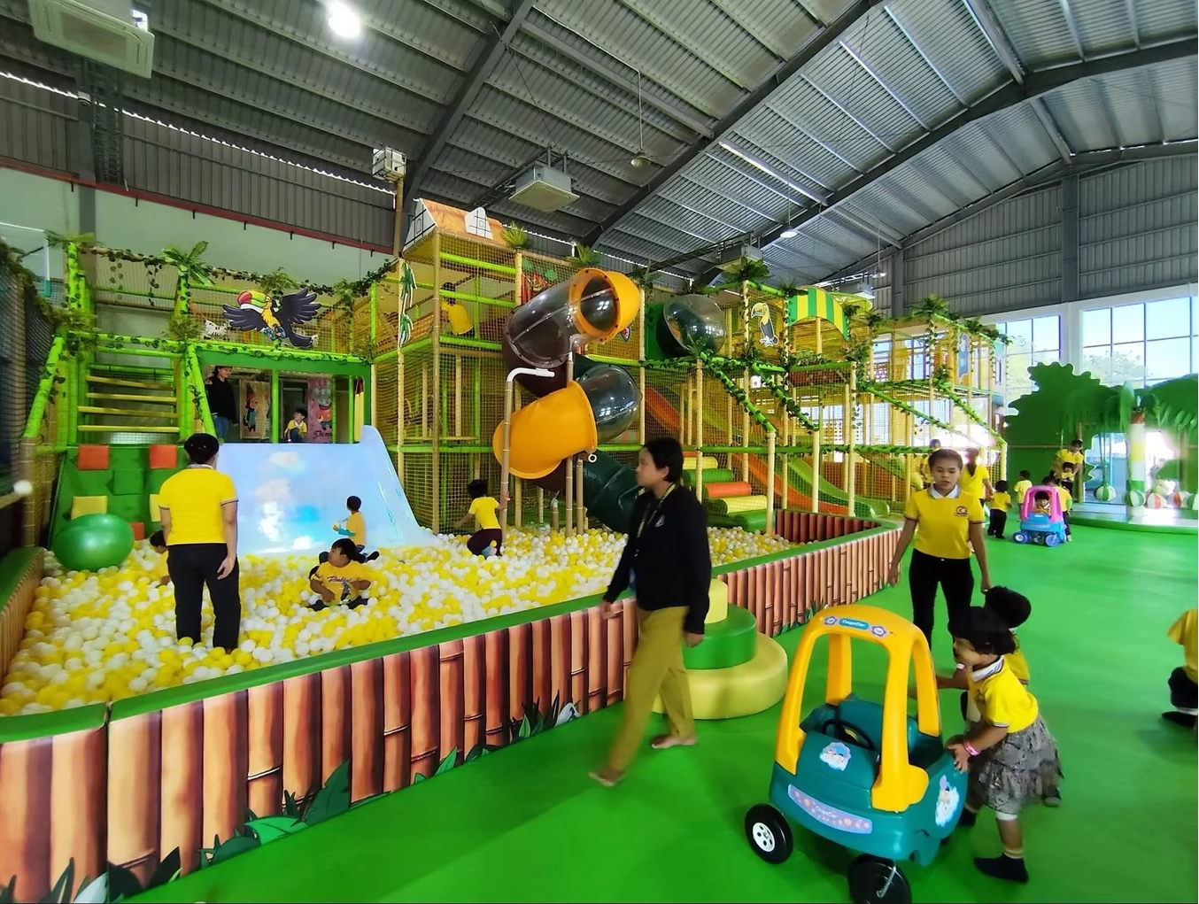 Um playground com tema de selva de 460 metros quadrados em Mianmar