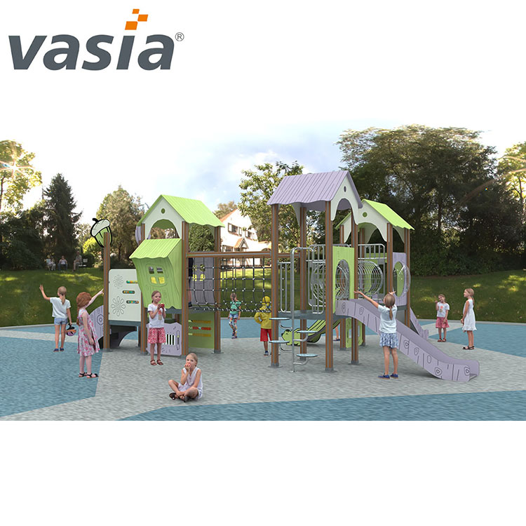 Playground de madeira com escorregador