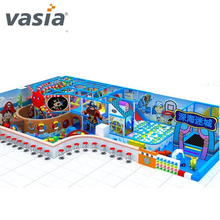 Grande playground interno com tema marinho personalizado