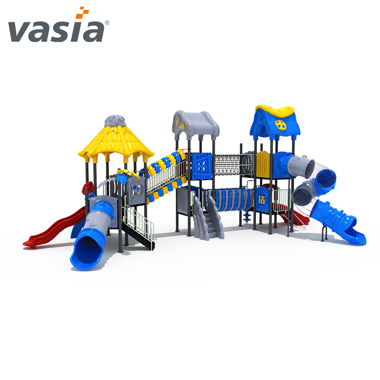 Playground de plástico ao ar livre com escorregador