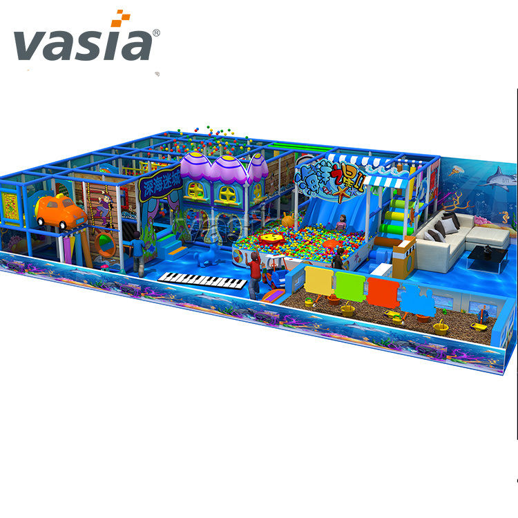 Grande playground interno com tema marinho personalizado